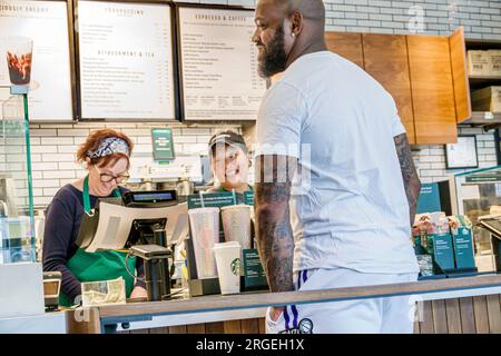 Charlotte North Carolina, Starbucks Coffee, baristi che prendono ordine, Black African, etnia etnica, minoranza, cliente residente, donna donna donna donna donna donna, adul Foto Stock