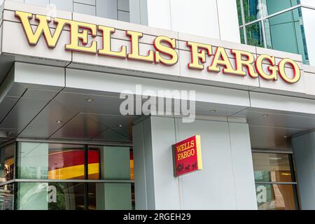 Charlotte, North Carolina, South Tryon Street, filiale della banca Wells Fargo, esterno, cartello d'ingresso principale dell'edificio Foto Stock