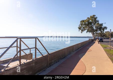 Storico molo di Urangan a Hervey Bay nel Queensland meridionale, popolare attrazione turistica, il molo è lungo quasi 1 km, Australia Foto Stock