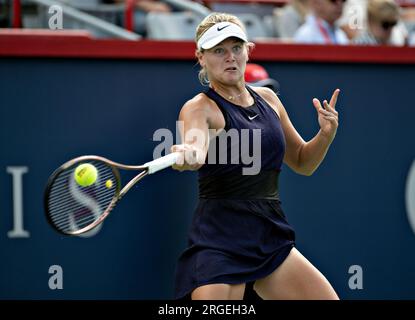 Montreal, Canada. 8 agosto 2023. Peyton Stearns degli Stati Uniti restituisce il pallone durante il primo turno di singolare femminile contro Leylah Fernandez del Canada al National Bank Open 2023 a Montreal, Canada, 8 agosto 2023. Crediti: Andrew Soong/Xinhua/Alamy Live News Foto Stock