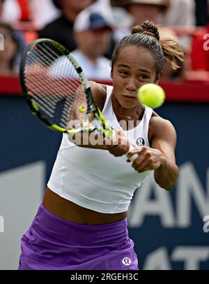 Montreal, Canada. 8 agosto 2023. Leylah Fernandez del Canada restituisce il pallone durante il primo turno di singolare femminile contro Peyton Stearns degli Stati Uniti al National Bank Open 2023 a Montreal, Canada, 8 agosto 2023. Crediti: Andrew Soong/Xinhua/Alamy Live News Foto Stock