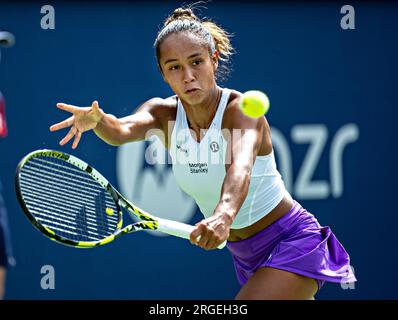 Montreal, Canada. 8 agosto 2023. Leylah Fernandez del Canada restituisce il pallone durante il primo turno di singolare femminile contro Peyton Stearns degli Stati Uniti al National Bank Open 2023 a Montreal, Canada, 8 agosto 2023. Crediti: Andrew Soong/Xinhua/Alamy Live News Foto Stock