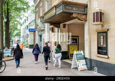 Charlotte North Carolina, South Tryon Street, Tryon Plaza, affitto di appartamenti per uffici, donna donna donna donna donna donna donna donna, adulto, residenti, esterno, edificio Foto Stock