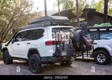 2022 Toyota Landcruiser bianco allestito per la guida fuoristrada e il sovraccarico parcheggiato a Fraser Island K'gari, Queensland, Australia Foto Stock