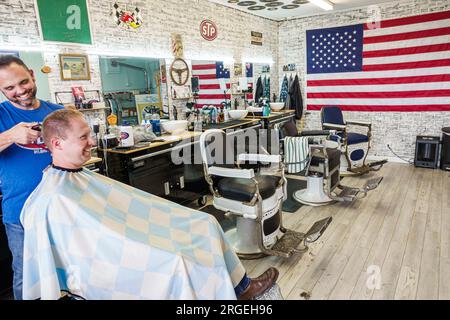 Belmont North Carolina, cliente barbiere che si taglia i capelli, sedie bandiera americana, uomo uomo uomo uomo, adulto, residenti, interno interno interno, impiegato Foto Stock