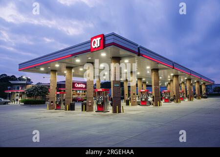 Gastonia North Carolina, QT QuickTrip, distributore di benzina al minimarket, sera vuota, cartello informativo Foto Stock