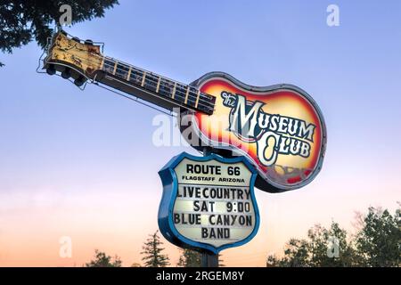 Americana a Flagstaff, Arizona, sulla Route 66 USA - insegna illuminata al neon nel Sha per il club del museo e il ristorante con musica dal vivo Foto Stock