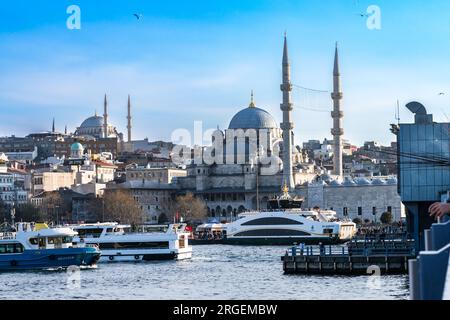 Istambul, Turchia, 8 aprile 2023: Vista sul Corno d'Oro fino a Eminönü Districy con la moschea Yeni Cami Foto Stock