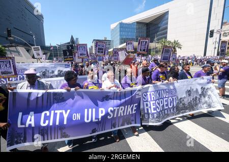 Los Angeles, Stati Uniti. 8 agosto 2023. I manifestanti marciano con striscioni e cartelli che esprimono le loro opinioni durante una manifestazione. Più di 11.000 lavoratori della città di Los Angeles picchettano fuori dal Los Angeles City Hall abbandonando il lavoro per uno sciopero di 24 ore che accusava pratiche di lavoro sleali. (Foto di Ringo Chiu/SOPA Images/Sipa USA) credito: SIPA USA/Alamy Live News Foto Stock