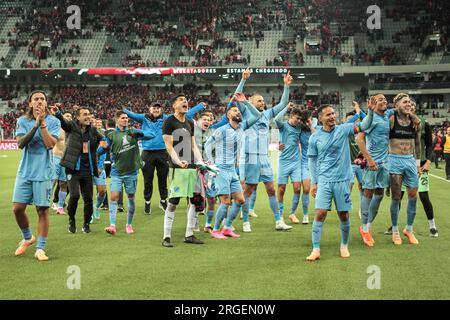 Curitiba, Brasile. 8 agosto 2023. PR - CURITIBA - 08/08/2023 - LIBERTADORES 2023, ATHLETICO-PR X BOLIVAR - i giocatori Bolivar celebrano la classifica al termine della partita contro l'Athletico-PR allo stadio Arena da Baixada per il campionato Libertadores 2023. Foto: Robson Mafra/AGIF/Sipa USA credito: SIPA USA/Alamy Live News Foto Stock