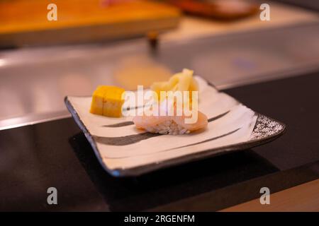 Omakase sushi. Cucina giapponese. Pasto tradizionale giapponese e di lusso. Foto Stock