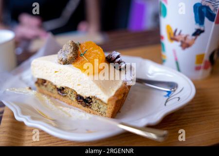 Una torta yuzu trovata a Kamakura condita con noci e agrumi servita su un piatto bianco. Base Biscute. Foto Stock