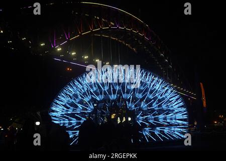 Installazione di DANDELION Light di Amigo e Amigo di fronte al Sydney Harbour Bridge durante VIVID 2023 Foto Stock