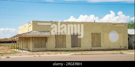 Edificio abbandonato lungo la Route 66 a Holbrook Arizona. Foto di Liz Roll Foto Stock