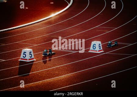 Numeri di partenza sulle piste di atletica. Gara professionale Sprint. Foto colorata per i Mondi di Budapest e i Giochi di Parigi Foto Stock