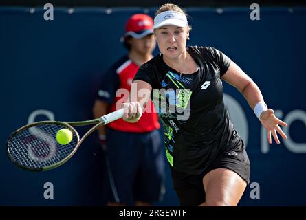 Montreal, Canada. 8 agosto 2023. La russa Anna Blinkova restituisce il pallone durante una partita di singolare femminile del primo turno contro la cinese Zhang Shuai al National Bank Open 2023 a Montreal, Canada, 8 agosto 2023. Crediti: Andrew Soong/Xinhua/Alamy Live News Foto Stock