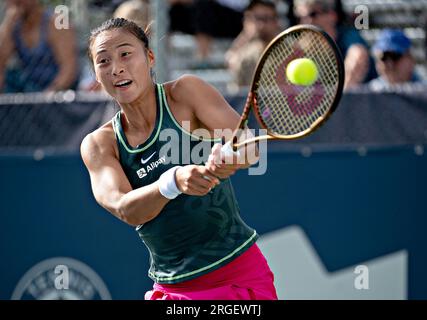 Montreal, Canada. 8 agosto 2023. La cinese Zheng Qinwen restituisce il pallone durante una partita di singolare femminile contro l'Ucraina Marta Kostyuk al National Bank Open 2023 a Montreal, Canada, 8 agosto 2023. Crediti: Andrew Soong/Xinhua/Alamy Live News Foto Stock