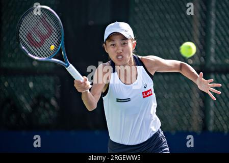 Montreal, Canada. 8 agosto 2023. La cinese Zhang Shuai restituisce il pallone durante una partita di singolare femminile contro la russa Anna Blinkova al National Bank Open 2023 a Montreal, Canada, 8 agosto 2023. Crediti: Andrew Soong/Xinhua/Alamy Live News Foto Stock