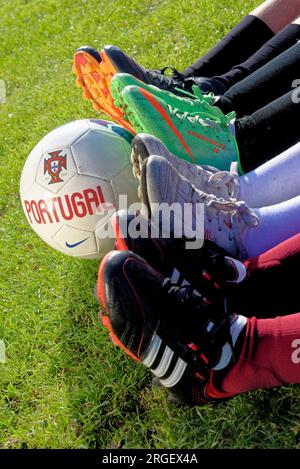 Chiuso con bambini che indossano scarpe da calcio o da calcio nel comune di Alcanena, Portogallo. Stadio municipale Joaquim Maria Baptista - 29 Foto Stock