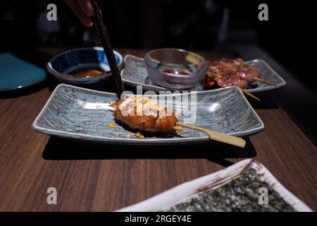 Cibo e cucina, pollo morbido alla griglia su spiedini di legno servito con formaggio. Foto Stock