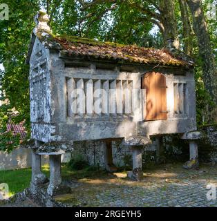 Edificio granaio storico di un deposito di grano chiamato An Horreo, castello di Castelo de Soutomaior, Pontevedra, Galizia, Spagna Foto Stock