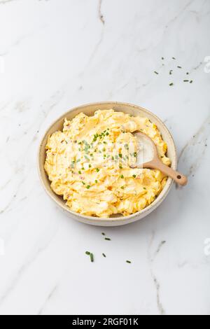 Uova fatte in casa con cipolla, pancetta e erba cipollina su fondo di marmo Foto Stock