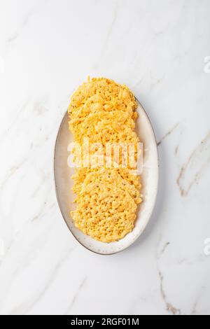 Patatine cracker al parmigiano. Chip di formaggio Cheddar croccanti e senza cereali, chetone e a basso contenuto di carboidrati. Foto Stock