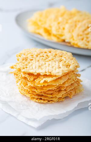 Patatine cracker al parmigiano. Chip di formaggio Cheddar croccanti e senza cereali, chetone e a basso contenuto di carboidrati. Foto Stock