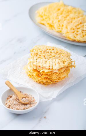 Patatine cracker al parmigiano. Chip di formaggio Cheddar croccanti e senza cereali, chetone e a basso contenuto di carboidrati. Foto Stock