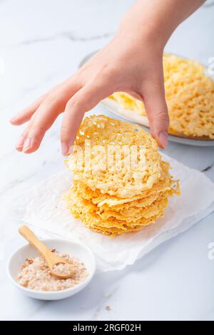 Patatine cracker al parmigiano. Chip di formaggio Cheddar croccanti e senza cereali, chetone e a basso contenuto di carboidrati. Foto Stock