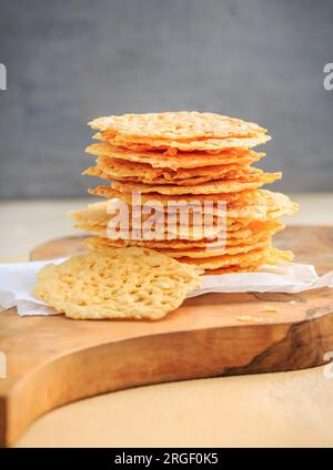 Patatine cracker al parmigiano. Chip di formaggio Cheddar croccanti e senza cereali, chetone e a basso contenuto di carboidrati. Foto Stock