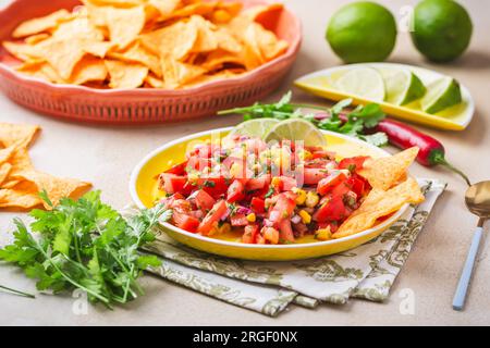 Salsa di pomodoro tex mex Pico de Gallo o insalata con tortilla chips nacho. Foto Stock