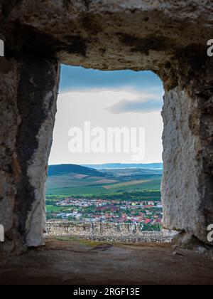 Vista della città di Spišské Podhradie da una scappatoia del castello di Spiss in Slovacchia Foto Stock