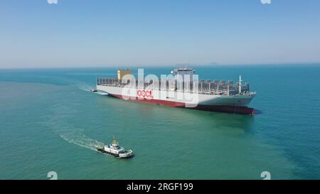 (230809) -- DALIAN, 9 agosto 2023 (Xinhua) -- questa foto scattata il 12 luglio 2023 mostra la nave portacontainer ultra-grande denominata 'OOCL Felixstowe' in un viaggio di prova a Dalian, nella provincia di Liaoning della Cina nordorientale. DA UTILIZZARE CON "contenitore ultra-large Made in ne China completa la consegna" (Dalian COSCO KHI Ship Engineering Co., Ltd./Handout tramite Xinhua) Foto Stock