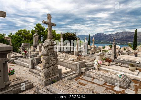 Cavtat, Croazia 07-26-2023 Cimitero storico del villaggio di pescatori di Cavtat vicino a Dubrovnik con il mausoleo della famiglia Racic in cima alla collina Foto Stock