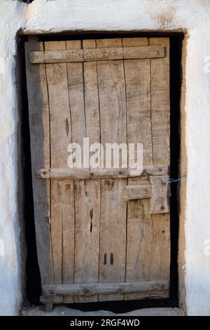 Porte e finestre in legno d'epoca dal villaggio storico arabo di riyadh in Arabia Saudita Foto Stock