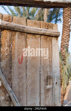 Porte e finestre in legno d'epoca dal villaggio storico arabo di riyadh in Arabia Saudita Foto Stock