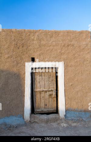 Porte e finestre in legno d'epoca dal villaggio storico arabo di riyadh in Arabia Saudita Foto Stock