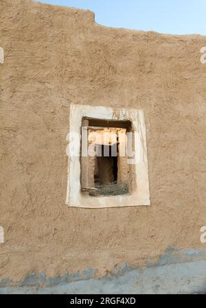 Porte e finestre in legno d'epoca dal villaggio storico arabo di riyadh in Arabia Saudita Foto Stock