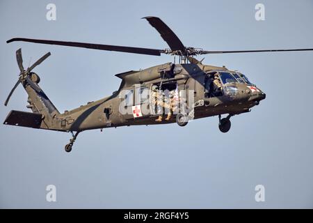 UH 60 Black Hawk medavec elicottero di ricerca e salvataggio (SAR) usato dall'esercito degli Stati Uniti per l'evacuazione medica Foto Stock