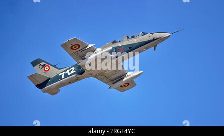 IAR-99 Soim (Hawk) jet che esegue un volo dimostrativo. L'IAR 99 è un aereo da addestramento avanzato e da attacco leggero dell'Aeronautica militare rumena. Foto Stock