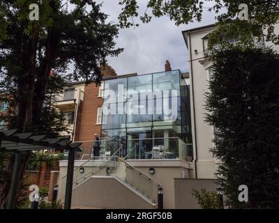 78 Derngate, The Charles Rennie Mackintosh House, Northampton, Regno Unito; nuova estensione in vetro aperta nel 2023 Foto Stock