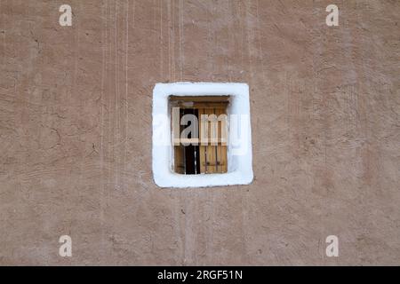 Porte e finestre in legno d'epoca dal villaggio storico arabo di riyadh in Arabia Saudita Foto Stock