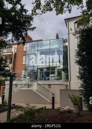 78 Derngate, The Charles Rennie Mackintosh House, Northampton, Regno Unito; nuova estensione in vetro aperta nel 2023 Foto Stock