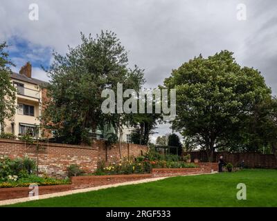 78 Derngate, The Charles Rennie Mackintosh House, Northampton, Regno Unito; vista del giardino ristrutturato nel 2023 Foto Stock