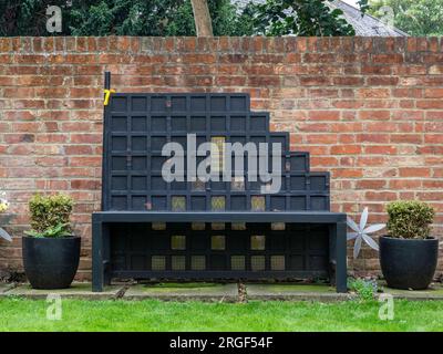 78 Derngate, The Charles Rennie Mackintosh House, Northampton, Regno Unito; panca da giardino nel suo stile distintivo Foto Stock