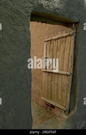 Porte e finestre in legno d'epoca dal villaggio storico arabo di riyadh in Arabia Saudita Foto Stock