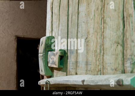 Porte e finestre in legno d'epoca dal villaggio storico arabo di riyadh in Arabia Saudita Foto Stock