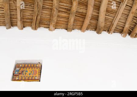 Porte e finestre in legno d'epoca dal villaggio storico arabo di riyadh in Arabia Saudita Foto Stock