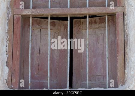 Porte e finestre in legno d'epoca dal villaggio storico arabo di riyadh in Arabia Saudita Foto Stock